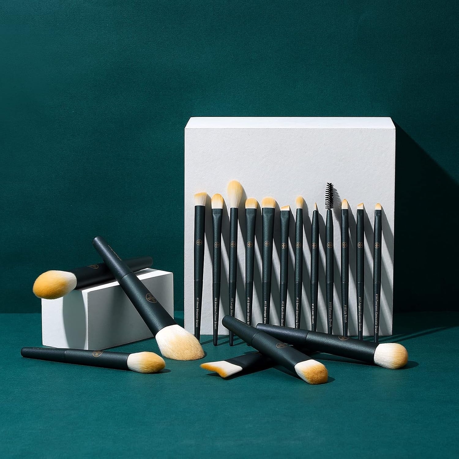 18-Piece Professional Makeup Brush Travel Set with Eco-Friendly Holder - Premium Synthetic Blending, Foundation, Concealer, and Lip Brushes - Cruelty-Free Quality Kit