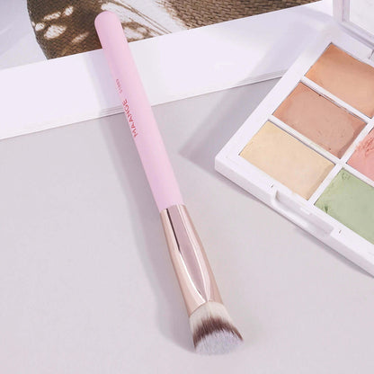 Achieve Flawless Skin with the Triangle Under Eye Concealer Makeup Brush - Perfect for Liquid and Cream Blending